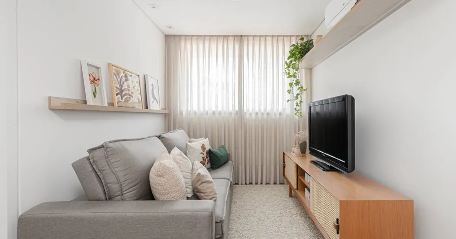 Reforma em apê transforma varanda das suítes em sala íntima aconchegante