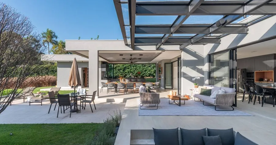 Casa tem interiores sóbrios e aberturas assimétricas na fachada