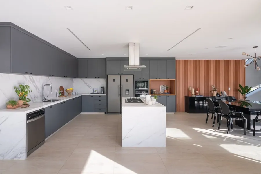 Cozinha americana com sala: 11 ideias simples e bem decoradas para se inspirar