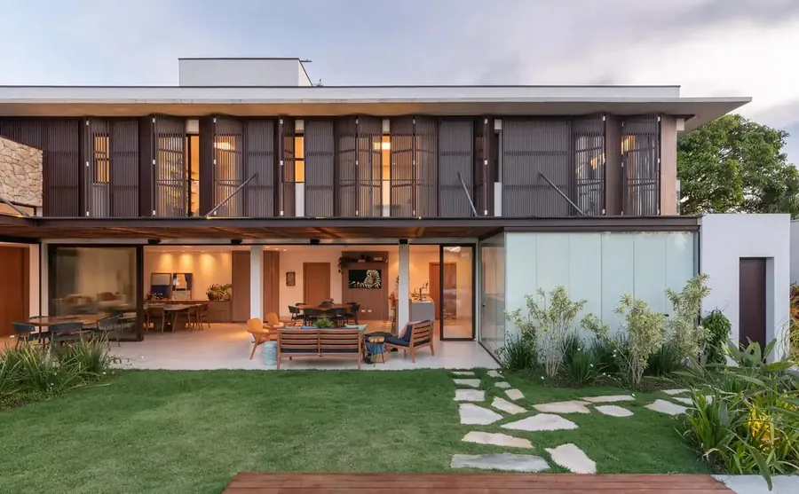Casa em Alphaville traz brises na fachada para aumentar iluminação natural