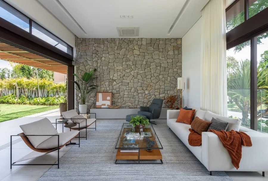Casa com fechamento de vidro está totalmente conectada à área externa